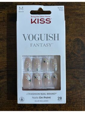 Kiss Vogüish Fantasy Nude Press-On Nails with White Daisy Accents